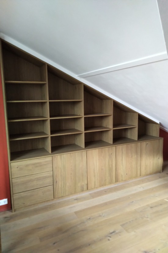 Op maat gemaakte kast onder schuin dak Op maat gemaakte kast onder schuin dak