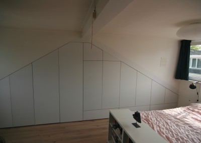 Kastenwand onder schuin dakvlak Kastenwand onder schuin dakvlak